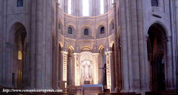 TRANSEPTO . ACCESO AL DEAMBULATORIO Y ALTAR CENTRAL